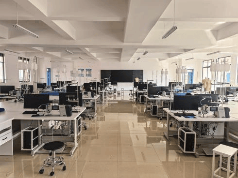 畢節(jié)職院新專(zhuān)業(yè)上線(xiàn)！“民族文化 + 現(xiàn)代技術(shù)” 賦能服裝設(shè)計(jì)<strong></p>
<p>服裝設(shè)計(jì)</strong>，首批 92 名學(xué)子開(kāi)啟學(xué)習(xí):服裝設(shè)計(jì)